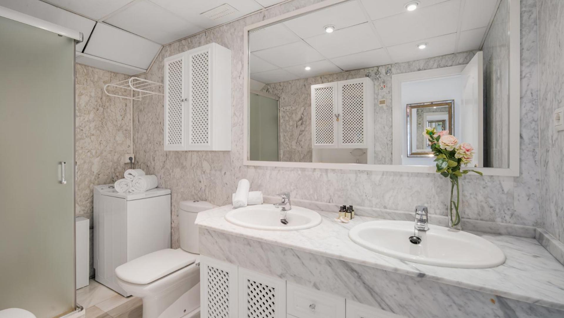 1 Bedroom Apartment, With Sea Views, In Medina Garden - Puerto Banus Apartament *