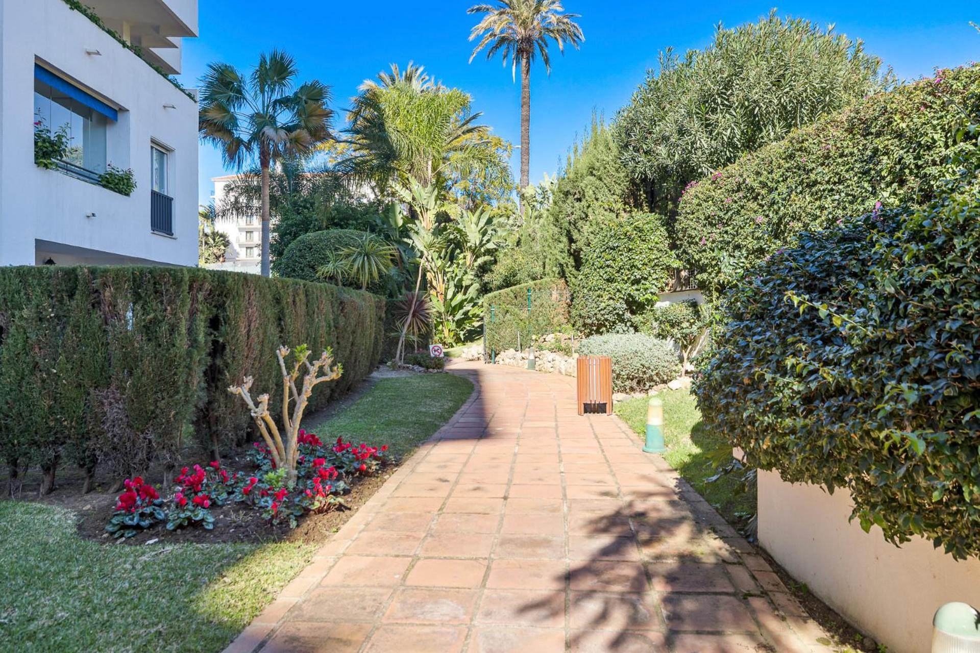 1 Bedroom Apartment, With Sea Views, In Medina Garden - Puerto Banus * Marbella